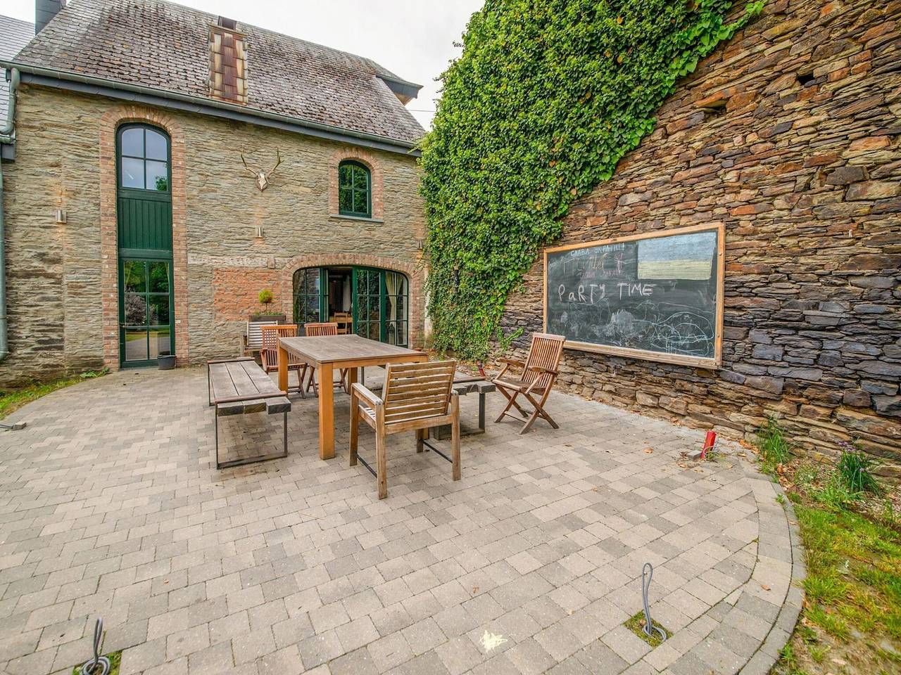 Beautiful holiday home in Léglise with a garden and pond in Léglise, Parc naturel Haute-Sûre Forêt d'Anlier