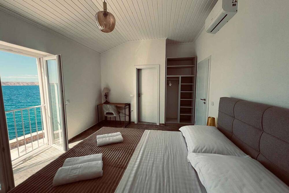 Holiday home right by the sea in Lukovo Šugarje, Kvarn land