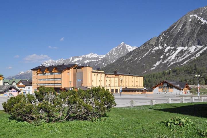 Hôtel pour 4 personnes, avec jardin et jacuzzi ainsi que piscine et sauna, animaux acceptés dans Passo Del Tonale - 2