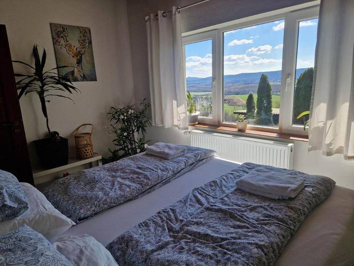 Gîte pour 8 personnes, avec vue ainsi que jardin et piscine, animaux acceptés dans Pilisvorosvar