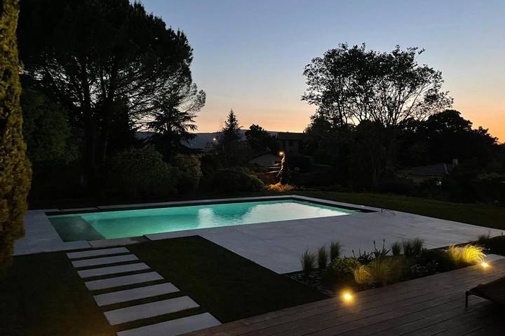 Gîte pour 8 personnes, avec jardin ainsi que terrasse et piscine à Fontaines-Saint-Martin