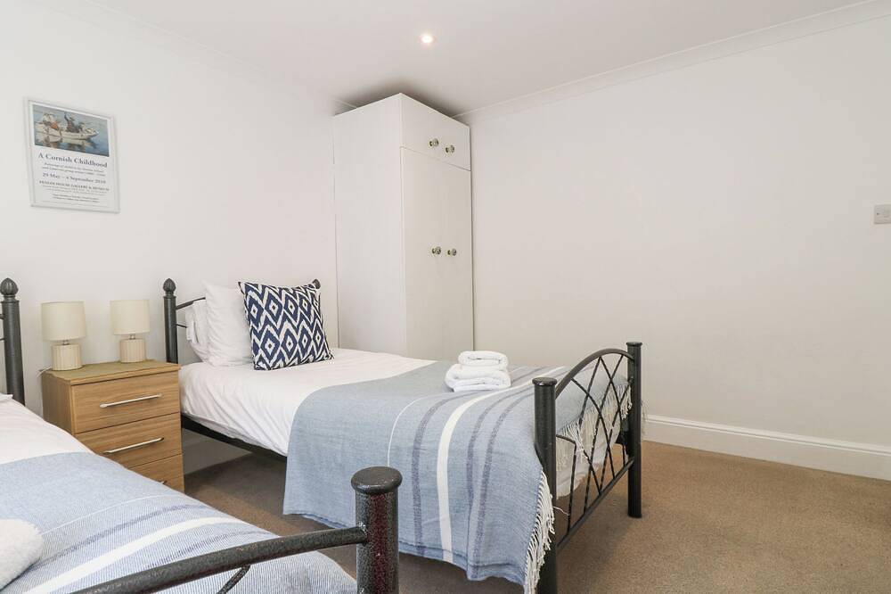 Godrevy, country holiday cottage, with a garden in Porthcurno in Porthcurno, Cornwall