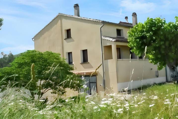 Location de vacances pour 6 personnes, avec balcon à Uzer