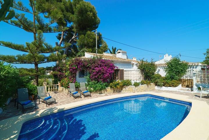 Villa pour 4 personnes, avec piscine ainsi que jardin et terrasse à Jávea