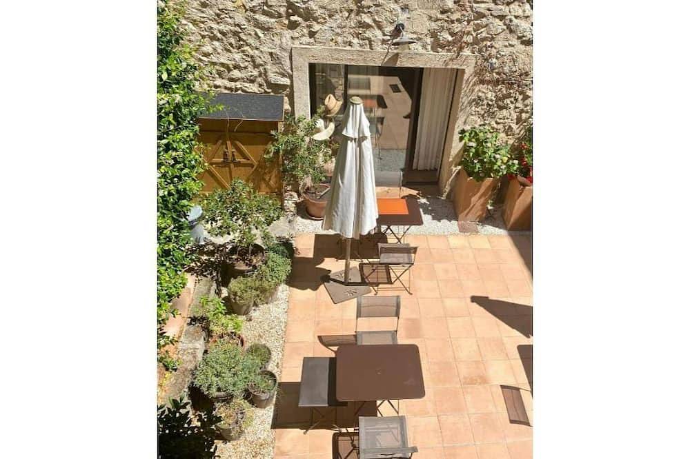 Entire apartment, B&B Villa des Muses in the heart of a village in Provence in La Roque-d'Anthéron, Aix-en-Provence region