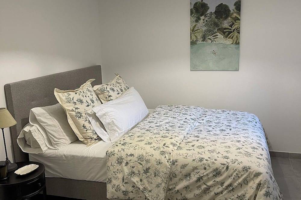 Entire apartment, Superb 1-bedroom apartment with sea views, Wifi and Ac in enchanting Èze village in Èze, Nice region