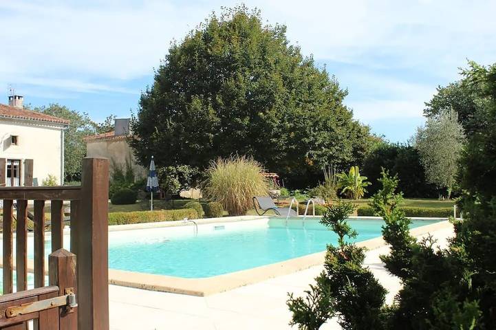 Gîte pour 8 personnes, avec jardin à Saint-Angeau