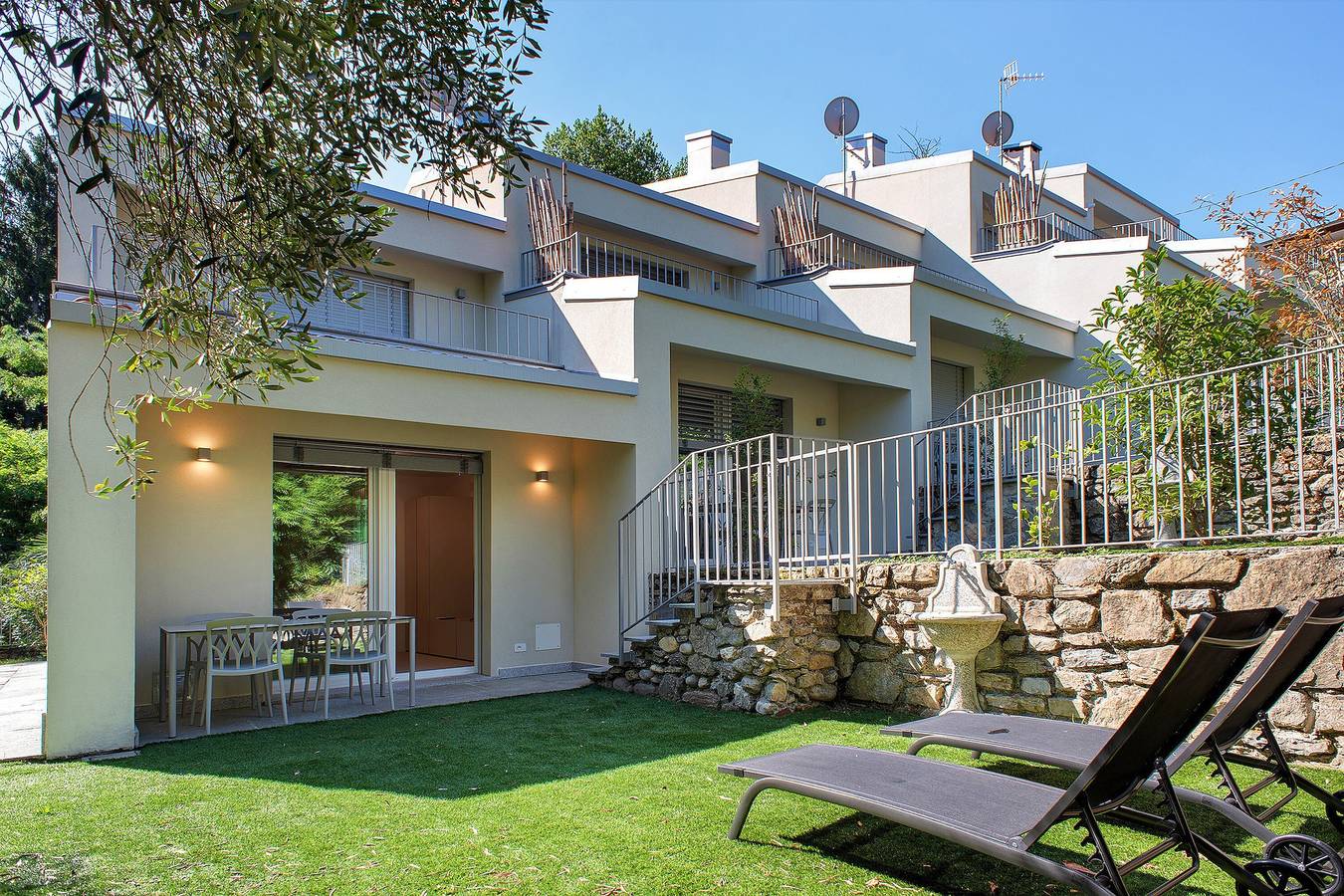 Ganze Wohnung, Ferienhaus 'Unit D' beim See mit großem Garten, Wlan und Klimaanlage in Laveno, Laveno-Mombello