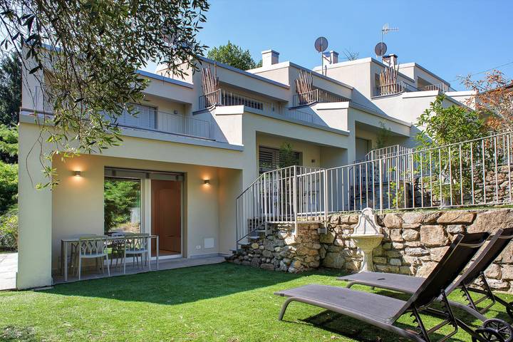 Appartamento intero, Casa vacanze 'Unit D' vicino al lago con grande giardino, Wi-Fi e aria condizionata in Laveno, Laveno-Mombello