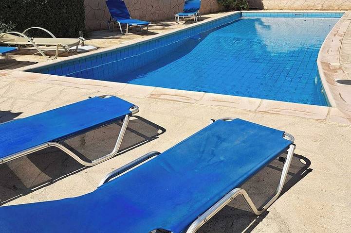 Holiday rental for 14 people, with balcony and garden in Peyia