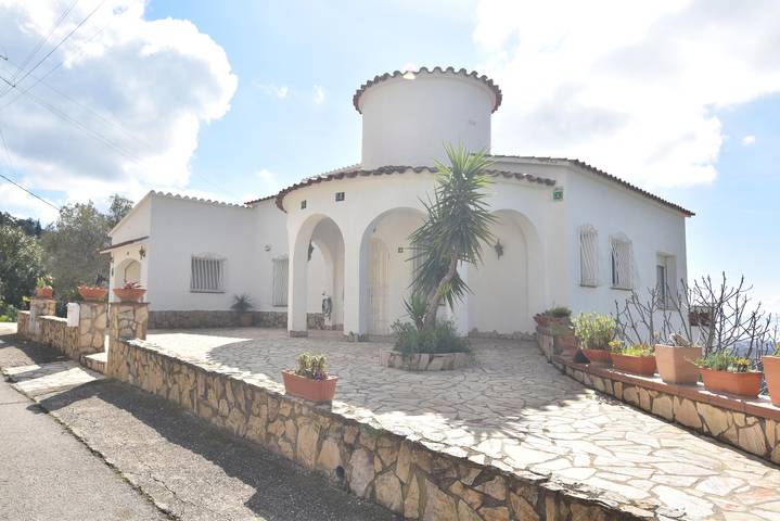 Chalet para 12 personas, con jardín además de vistas y balcón en Alt Empordà - 2