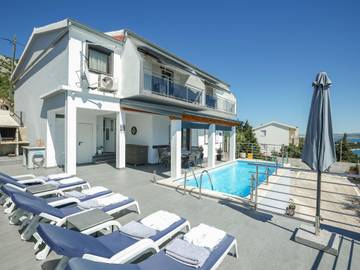 Ferienwohnung für 6 Personen, mit Terrasse und Pool sowie Garten in Starigrad