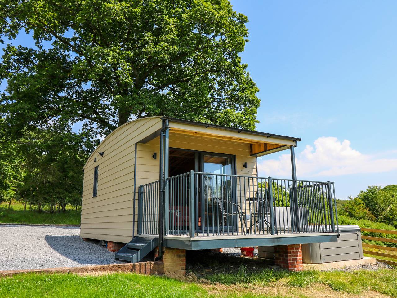 Hen's Hideaway in Powys