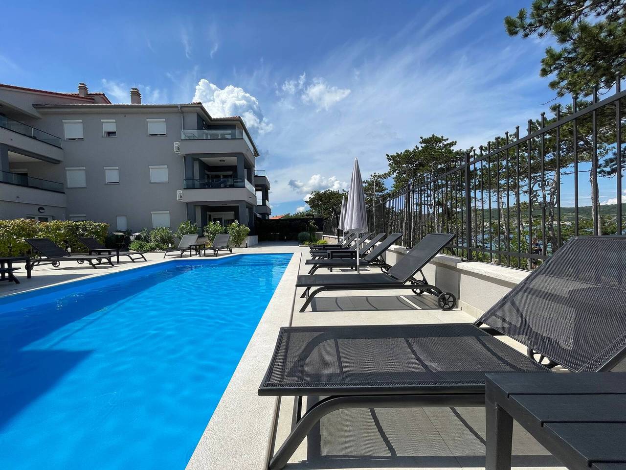 Ganze Wohnung, Apartment Sealuxe mit Whirlpool und Meerblick - 30 Meter vom Meer entfernt, private Terrasse, Zugang zum Pool, Waschmaschine in Silo (Krk), Krk