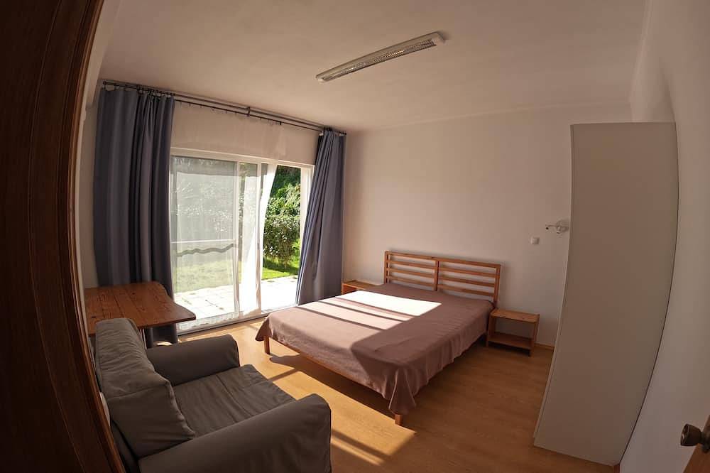 Apartamento entero, Apartamentopraiadoalmoxarife has a peaceful view over the fields and the ocean. in Faial