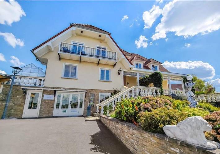 Ferienwohnung für 2 Personen, mit Whirlpool und Garten sowie Pool und Terrasse