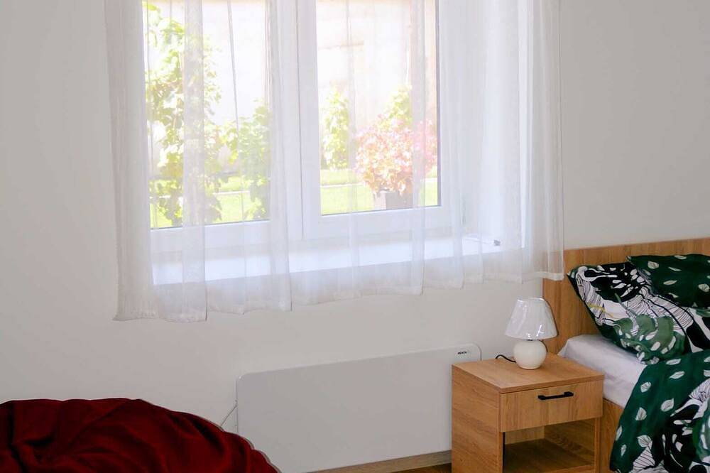 A Lizbett Cottage egy közel 100 éve épült vályogház in Ketschkemet, Kecskeméti járás