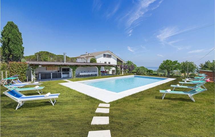 Casa de vacaciones para 16 personas con terraza in San Costanzo, Valle del Metauro