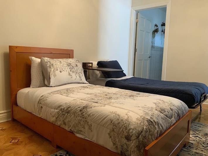 Vacation rental for 8 people, with yard and hot tub in North Hollywood