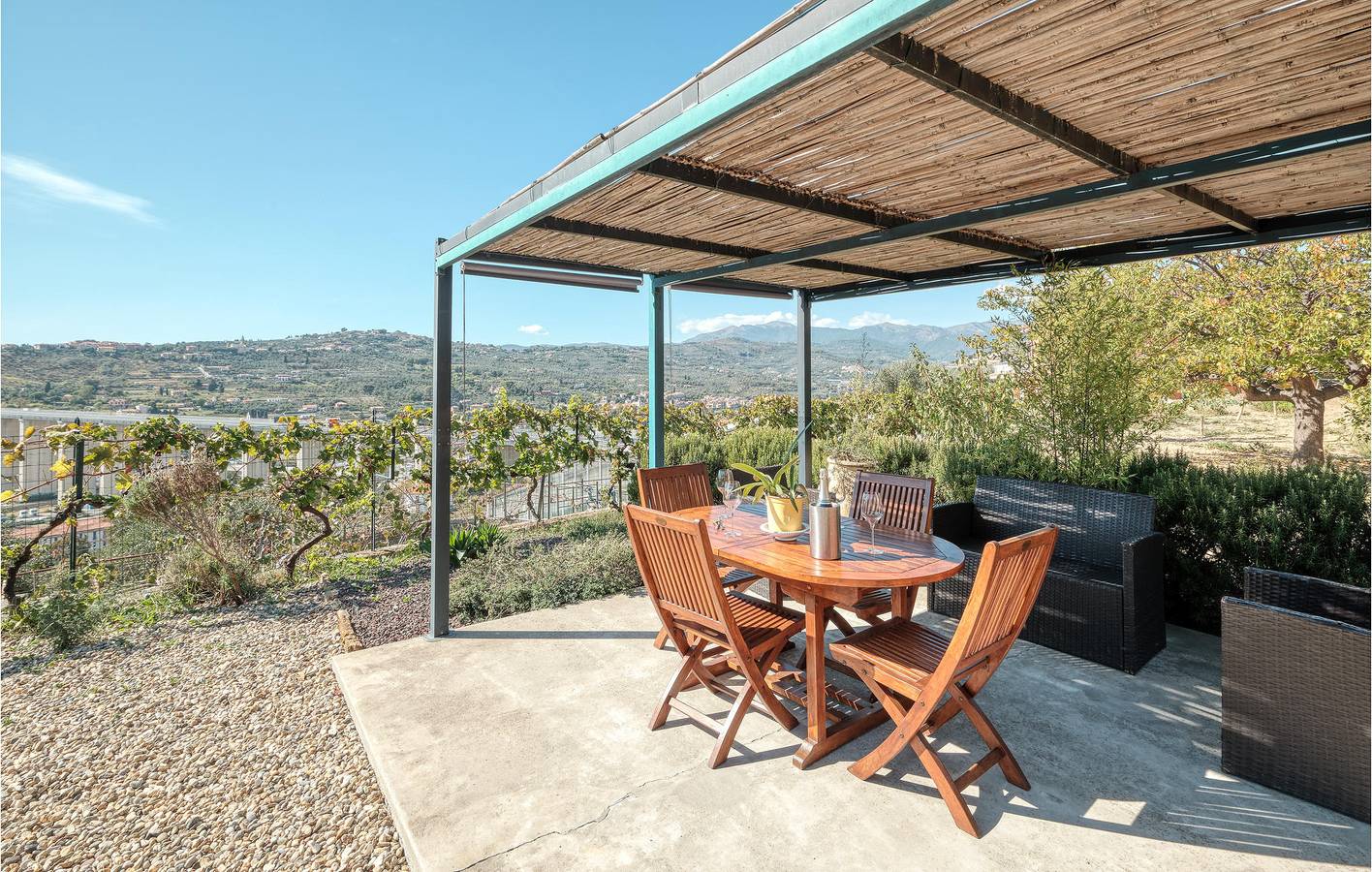Ganze Ferienwohnung, Apartment mit Meerblick, Parkplatz und Internet - 1,5 km zum Strand in Porto Maurizio, Imperia