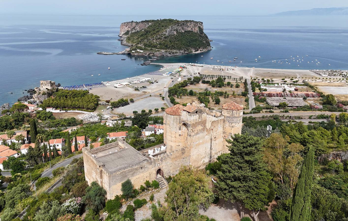 Appartamento vista mare con parcheggio e WiFi, a 2 km dalla spiaggia in Praia a Mare, Costa Tirrenica Calabria