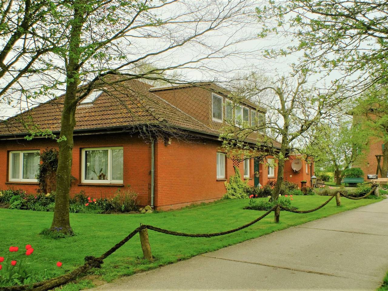 Ganze Ferienwohnung, Gästezimmer mit Frühstück im Obergeschoss in Pilsum, Krummhörn