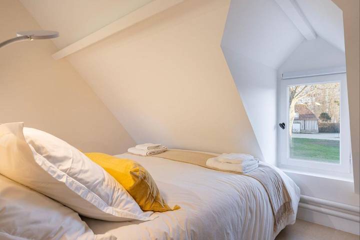 Location de vacances pour 2 personnes, avec jardin ainsi que vue et piscine dans Biéville-Quétiéville - 3