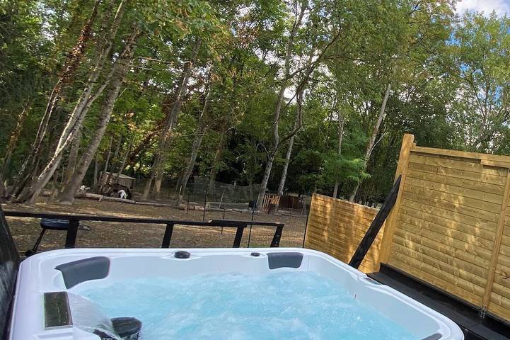 Gîte pour 2 personnes, avec Jacuzzi ainsi que Terrasse et Jardin dans Semoy