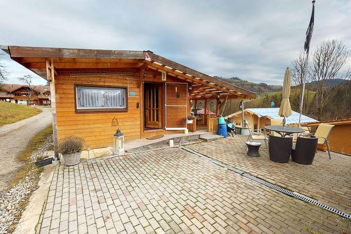Cottage for 4 people, with hot tub in Switzerland
