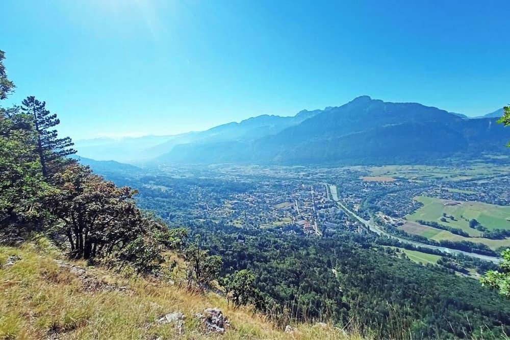 Apartamento entero, Apartamento 'La Lisière T2' con vistas a la montaña, jardín compartido y Wi-Fi in Bonneville, Region Bonneville