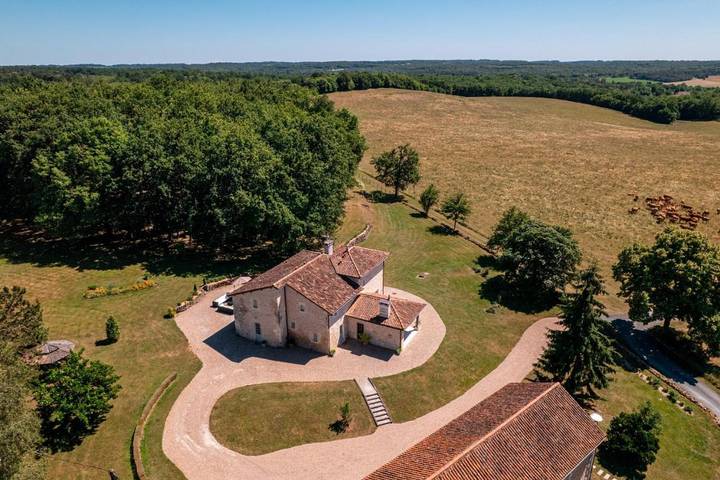 Location de vacances pour 9 personnes, avec jardin ainsi que vue et piscine à Vieux-Mareuil