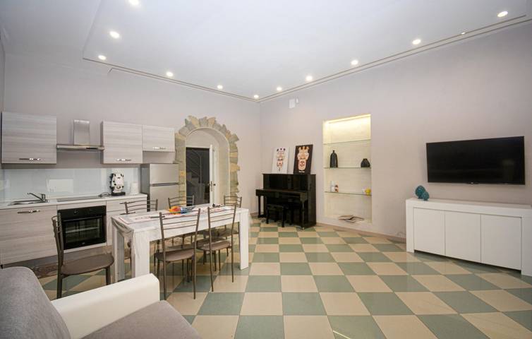Soleggiato rifugio a Solarino- WiFi, AC, terrazza, parcheggio in Solarino, Siracusa e dintorni