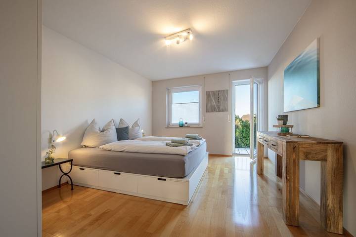 Ganze Wohnung, Moderne Fewo Seeschwalbe für bis zu 4 Personen, 100 m vom See entfernt in Moos, Untersee