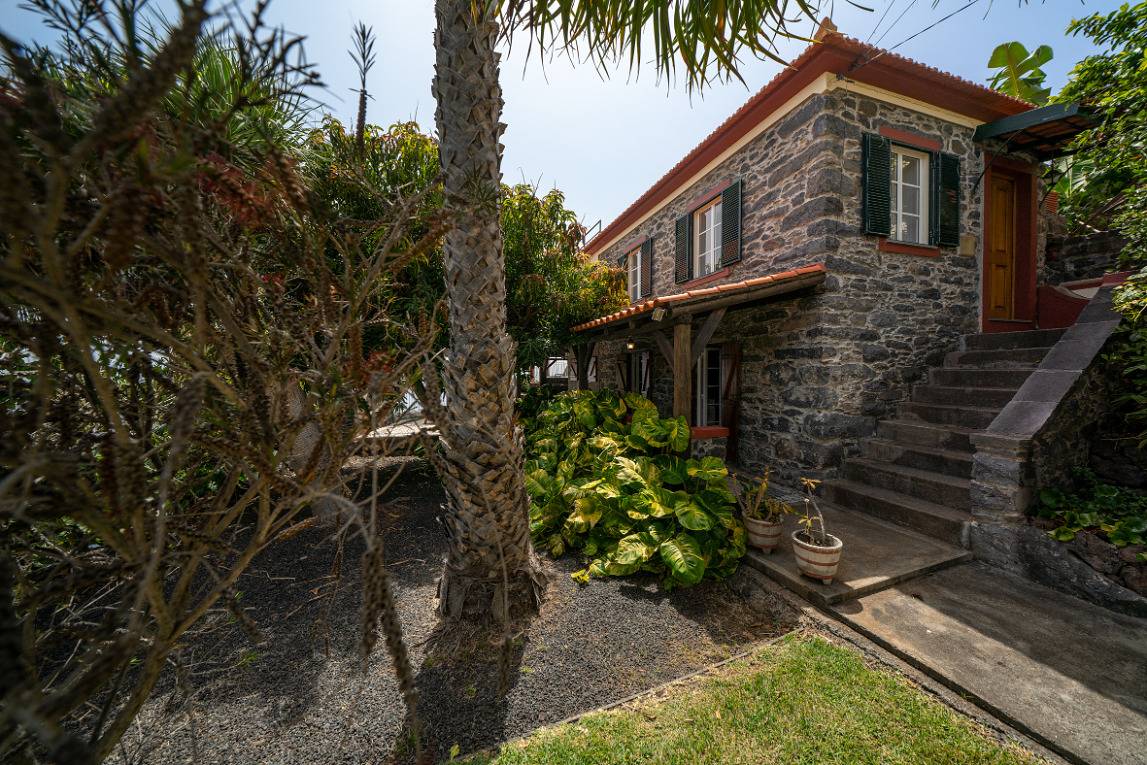 Cliff-top location, tranquil | Stonecliff Cottage in Arco da Calheta, Isla de Madeira