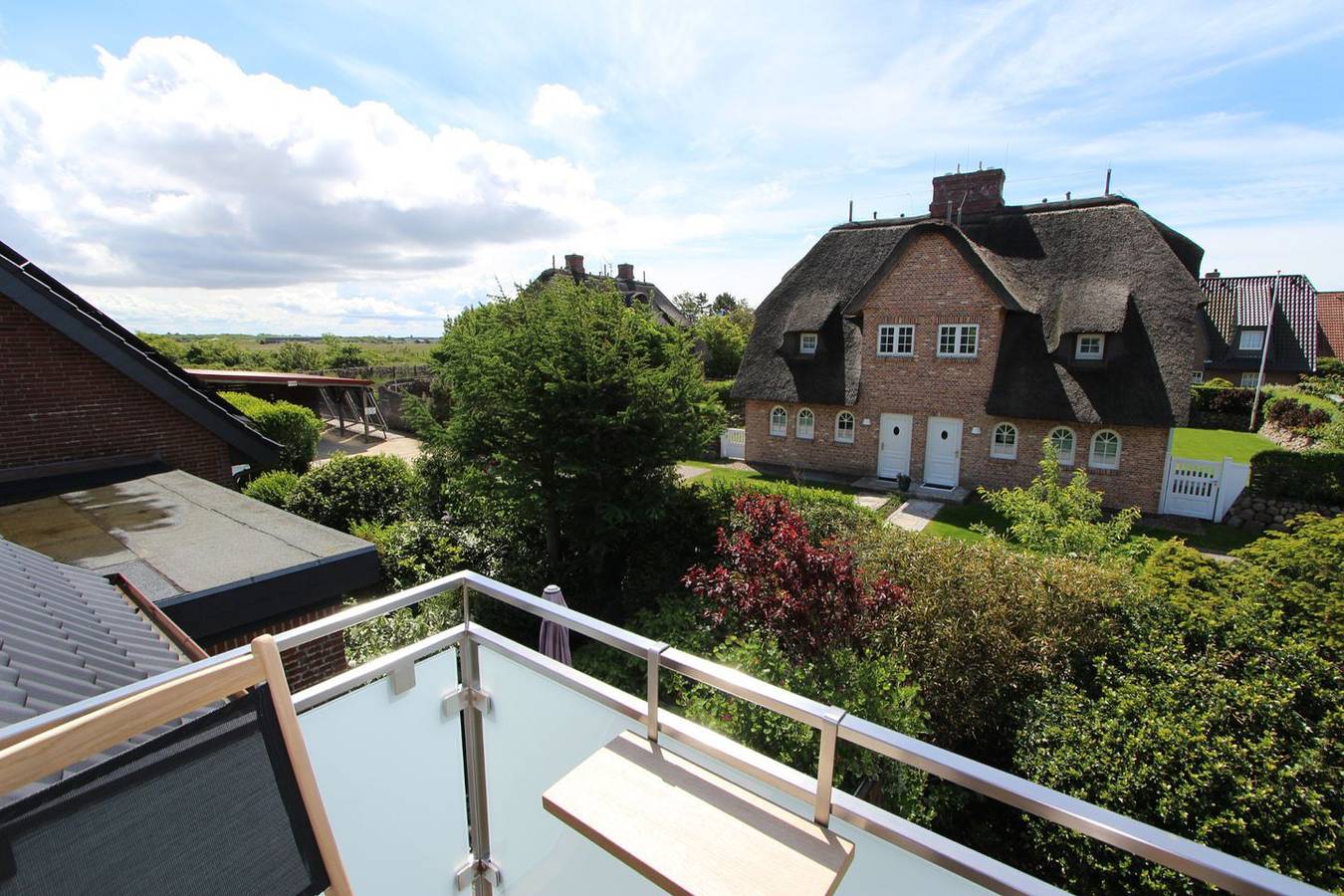 Ganze Wohnung, Die Einrichtung im Appartement „Ostwind“ besticht durch ein modernes Ambiente in Wenningstedt, Sylt
