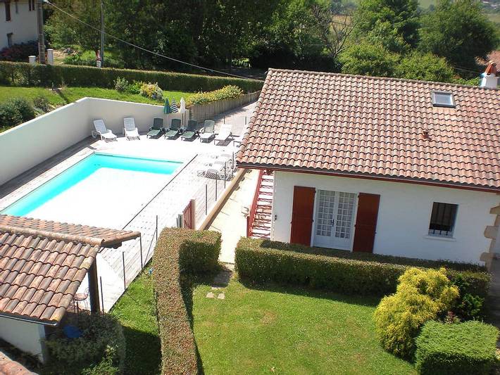 Gîte pour 12 personnes, avec piscine et terrasse