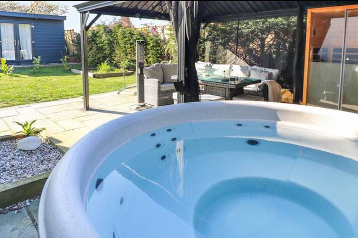 Holiday home for 6 people, with hot tub and garden, with pets - 1