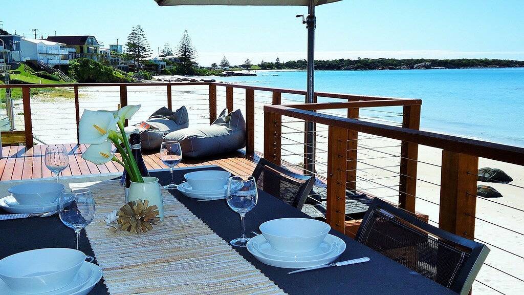 Siebzehn Schritte zum Strand in Boat Harbour Beach, Tasmanien