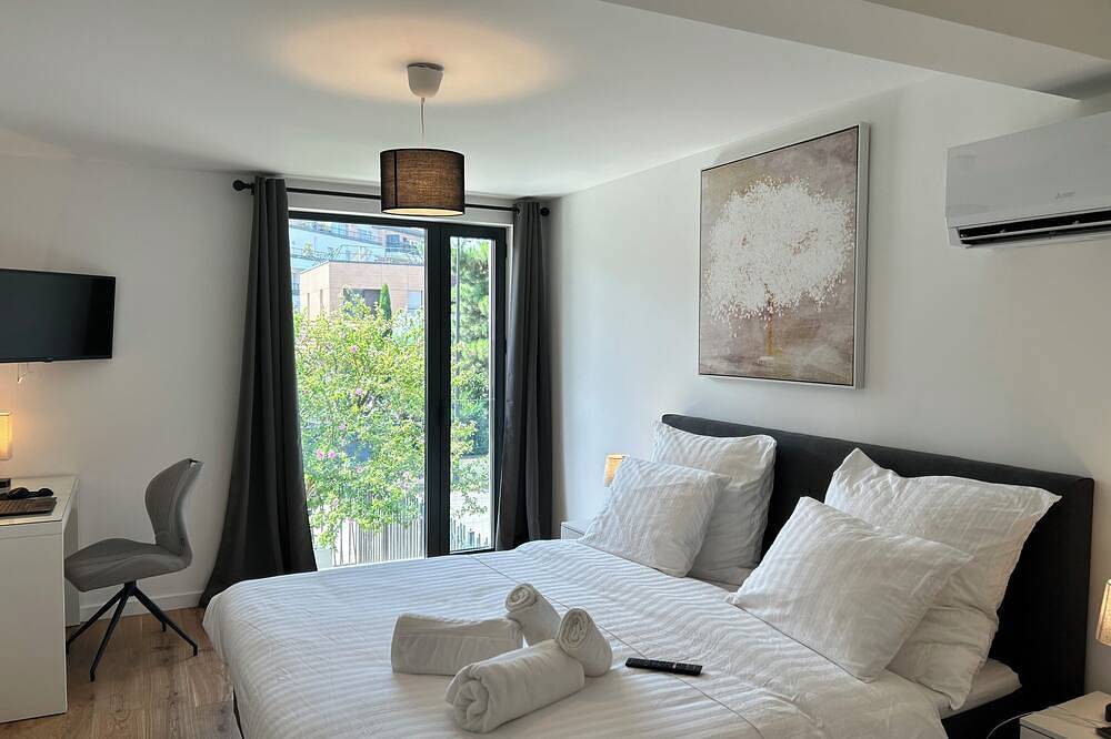 6-Bed Villa: Wifi, Ac, Cathedral Lounge, Terrace, Garden, Parking & Near Pool/Pk in Antony, Altos del Sena
