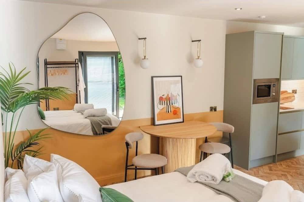 Fabulous Lodge located in a leafy suburb mins from Restaurants Cafes Pubs Shops in Heaton Mersey, Stockport