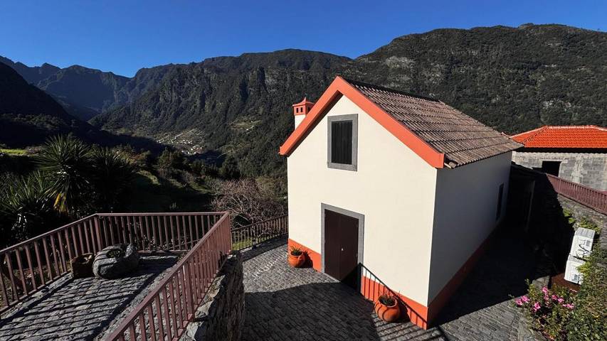 Gîte pour 5 personnes, avec Balcon ainsi que Jardin et Vue dans Faja do Penedo