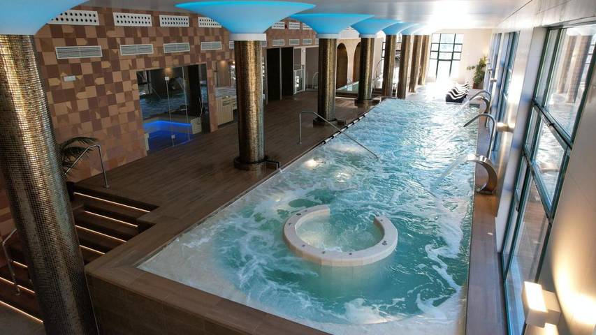 Hôtel pour 2 personnes, avec Jacuzzi et Terrasse ainsi que Jardin et Piscine dans Restabal