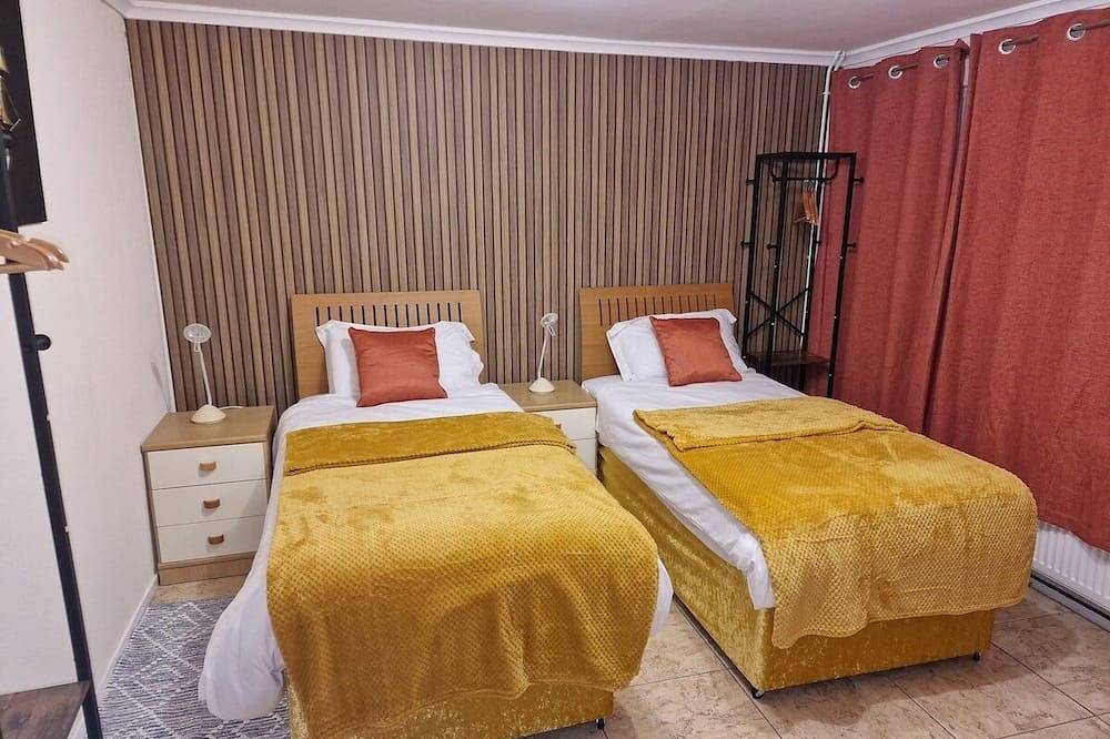 4 Bedroom 5 minute Luton Airport in Luton, Chiltern Hills