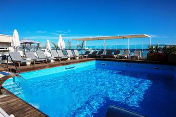 Hôtel pour 2 personnes, avec terrasse ainsi que piscine et vue, adapté aux familles à Héraklion