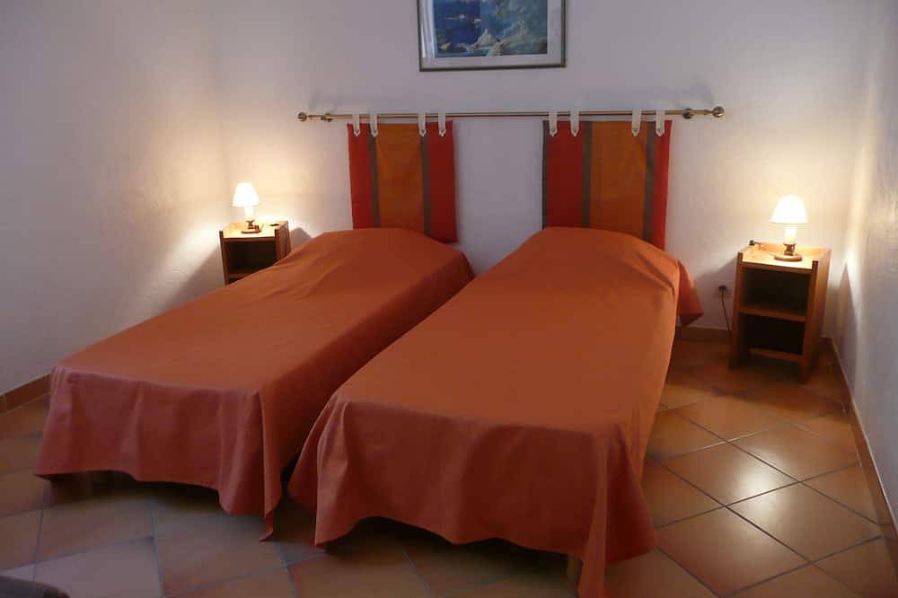 Apartment T3, 2 bedrooms for 4 people in villa 150 meters from the sea in Sanary-sur-Mer, Côte méditerranéenne (France)