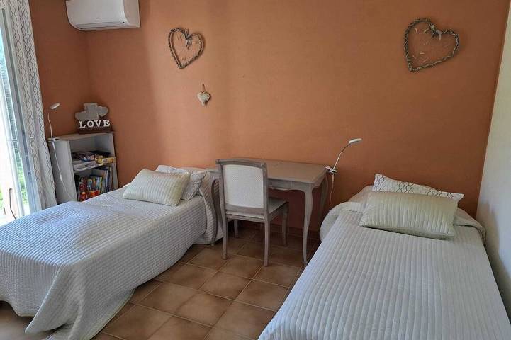 Location de vacances pour 10 personnes, avec balcon ainsi que jardin et jacuzzi dans Plage D Aigue Bonne - 4