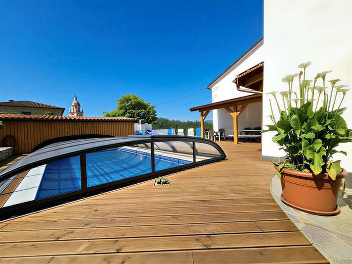 Ferienhaus für 12 Personen, mit Terrasse und Pool sowie Ausblick
