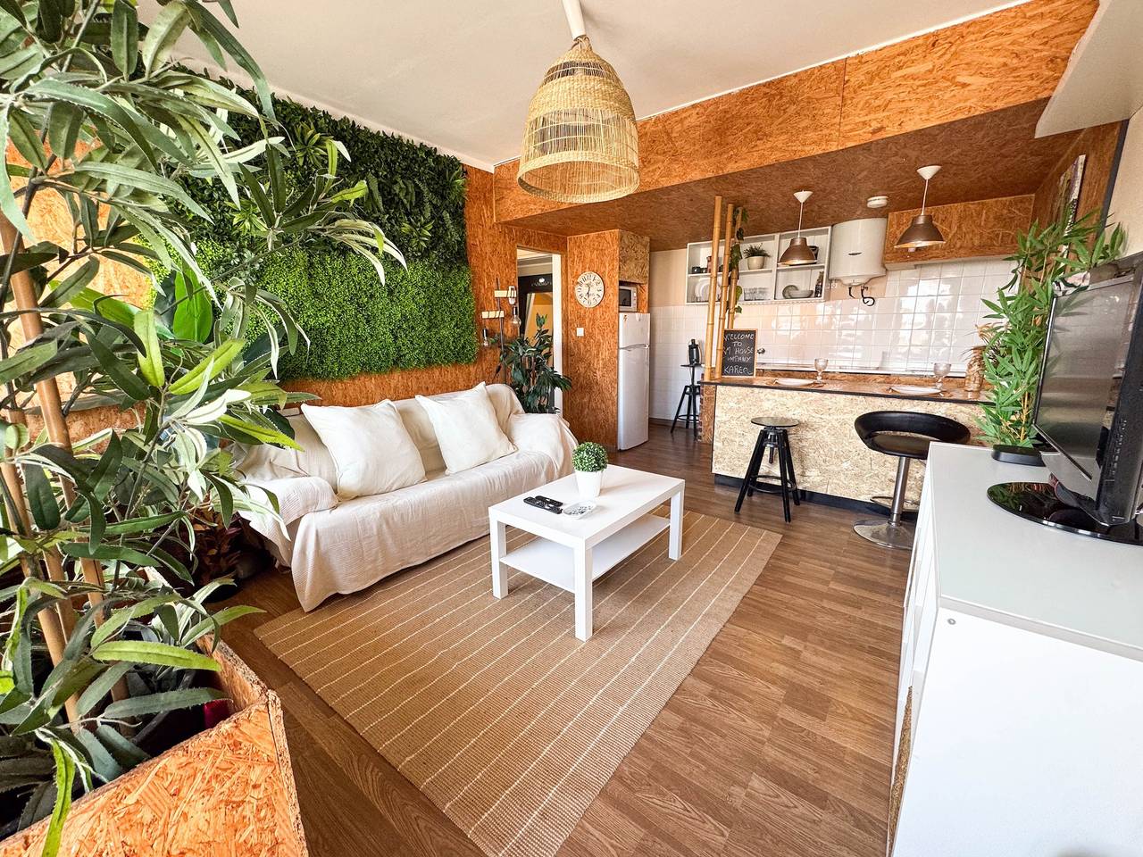 Apartamento entero, Apartamento '1 Min Beach Retreat Consolação' con vistas al mar, balcón y Wi-Fi in Consolação, Peniche