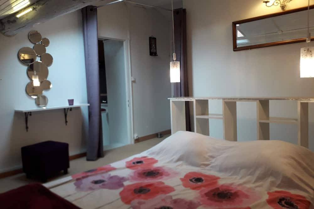 Appartement entier, T 3 mansardé dans maison de caractère in Loubens, Parc naturel régional des Pyrénées ariégeoises