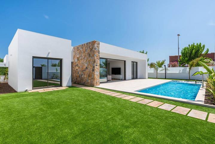 Villa voor 6 personen, with Terras and Tuin as well as Zwembad in Pilar de la Horadada